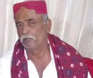 professor fakeer ghullam mustafa keerio puting on ajrak